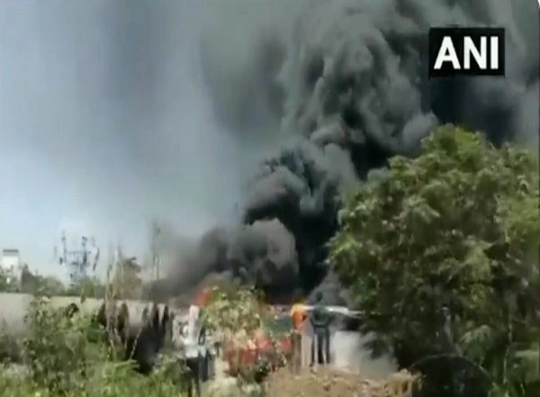 Maharashtra: Massive Fire Breaks Out in Chemical Tanker Kept Outside Sinay Company in Palghar, Thick Smoke Engulfs Area (Watch Video)