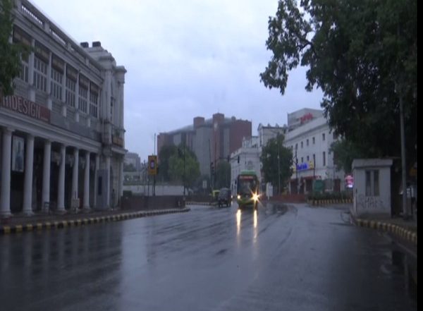 Delhi Receives Light Rainfall During Morning Hours, IMD Predicts More Rainfall During the Day (See Pics)