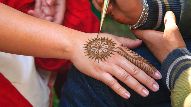 Arabic Mehndi Designs for Eid 2021: Quick Henna Patterns, Simple and Easy Eid al-Fitr Mehendi Design Ideas to Spread Festive Cheer (Watch DIY Videos)