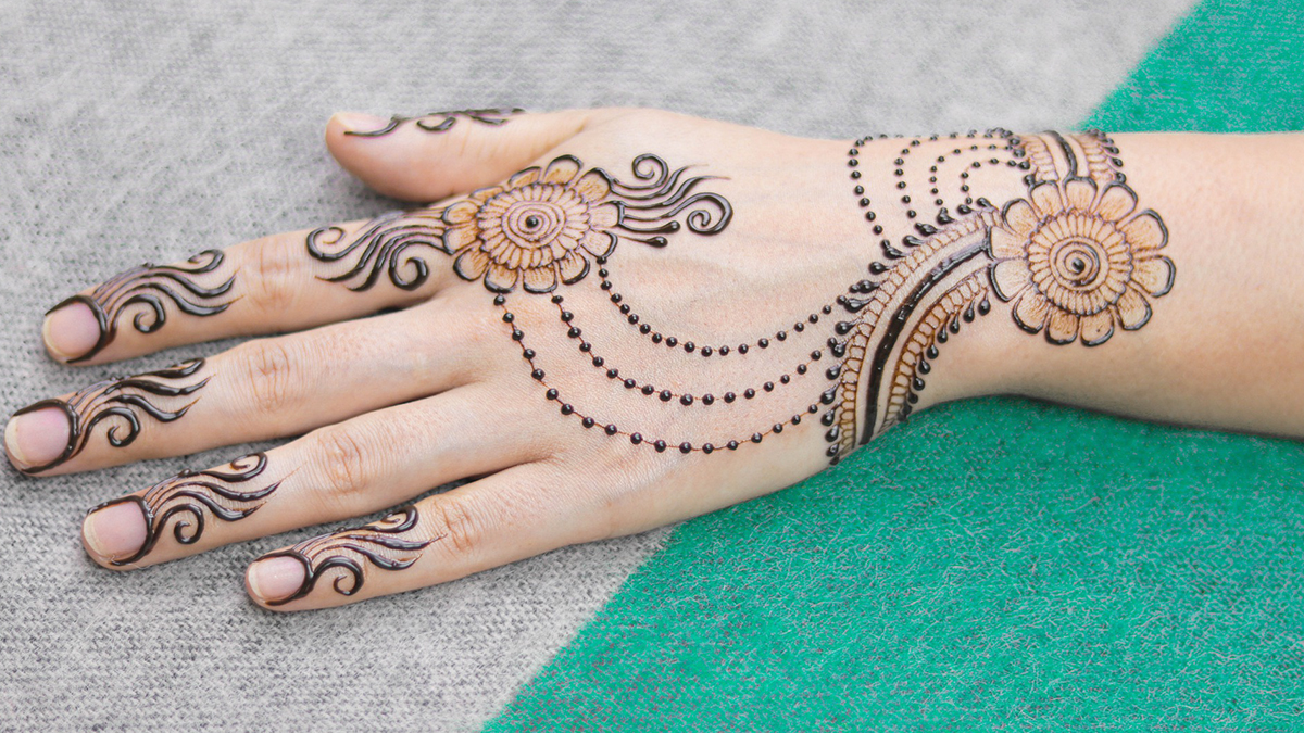 Eid al-Fitr 2021 Easy Mehndi Design Ideas: Latest Arabic Henna Patterns and Last-Minute Mehendi Designs for Both Front &amp; Back Hands to Celebrate Badi Eid at Home (Watch DIY Videos) | 🙏🏻