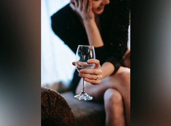 Lifestyle News | Study Finds Intoxication Brings Strangers Physically Closer