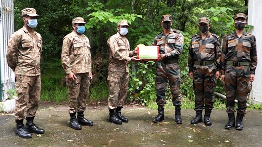 Eid-ul-Fitr 2021 Celebrations: Indian Army Exchanges Sweets With Pakistan Army at LOC at Poonch-Rawlakot and Mendhar-Hotspring Check Posts (See Pics)