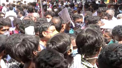 Tamil Nadu: Amid Rising COVID-19 Cases, Huge Crowd Seen Outside Jawaharlal Nehru Stadium in Chennai To Get Remdesivir (See Pics)