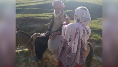 Jammu & Kashmir: Health Worker of Mobile COVID-19 Vaccination Team Administers Vaccine to Elderly Man in Pulwama's Sangerwani (View Pic)