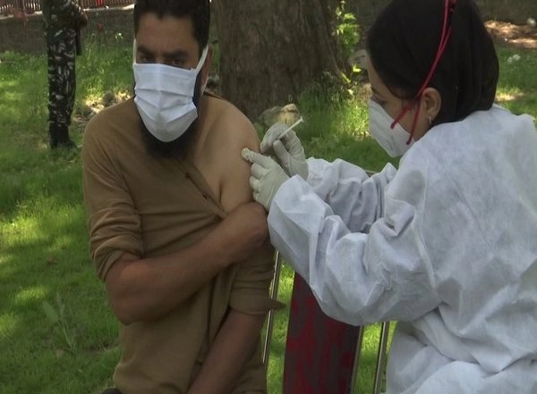 Jammu and Kashmir: 44 Open-Air Vaccination Centres Set Up in Srinagar for People Between Age Group 18–44 Years
