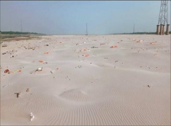 Uttar Pradesh: Bodies Found Buried in Sand on Banks of Ganga in Prayagraj