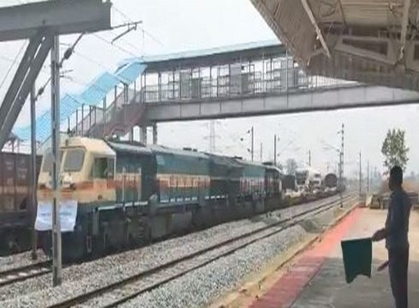 India News | COVID-19: Oxygen Express Carrying 30.86 MT Oxygen Left for Delhi from Odisha