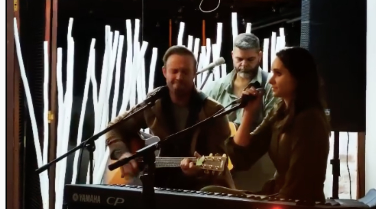 AB de Villiers Performs his Favourite Song Along With Wife Danielle on his Father’s 70th Birthday (Watch Video)