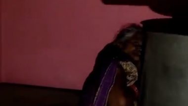 Afraid of COVID-19 Vaccine, Uttar Pradesh Woman Hides Behind Drum, Refuses to Get Vaccinated (Watch Video)