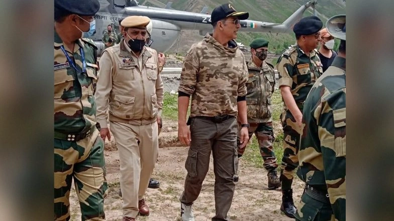 Akshay Kumar Pays a Visit to BSF Jawans in Kashmir at LoC Forward Post (View Tweet)