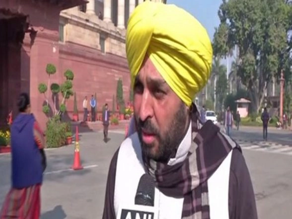 Punjab CM Bhagwant Mann Receives Complaint on Corruption