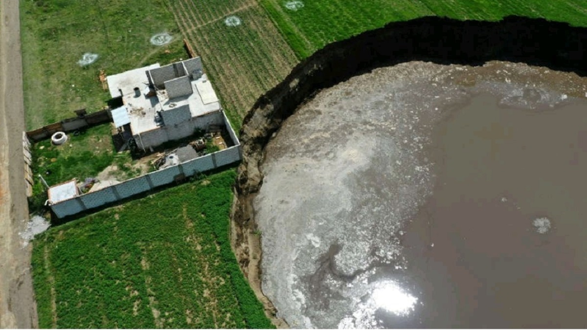 Mexico: Huge Mystery Sinkhole Getting Bigger for Unknown Reasons in Santa Maria Zacatepec (Watch Video)