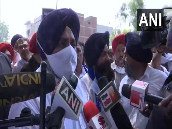 Sukhbir Singh Badal, SAD President, Detained by Punjab Police During Protest Against Captain Amarinder Singh-Led Congress Govt