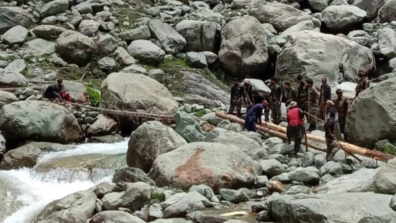 Rajouri: Indian Army Personnel Brave Freezing Temperatures and Heavy Rains, Construct Footbridge Over Jamian Nala in Record Time To Help 8 Dera Migrant Families