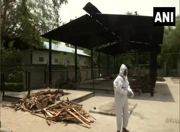 India News | Zero Cremations of Covid-19 Bodies in Past 2 Days in Delhi's Crematoriums, Says Official as City's Coronavirus Cases Dip