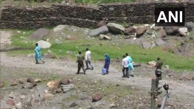 Jammu and Kashmir: Indian Army Personnel, Medical Team Travel on Foot To Reach Boniyar Village To Provide COVID-19 Vaccine to People (Watch Video)