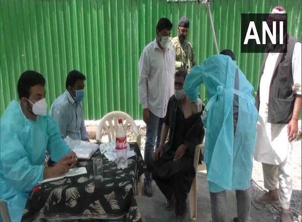 India News | Indian Army Assists Covid Vaccination Drive in Remote Villages of J-K's Baramulla