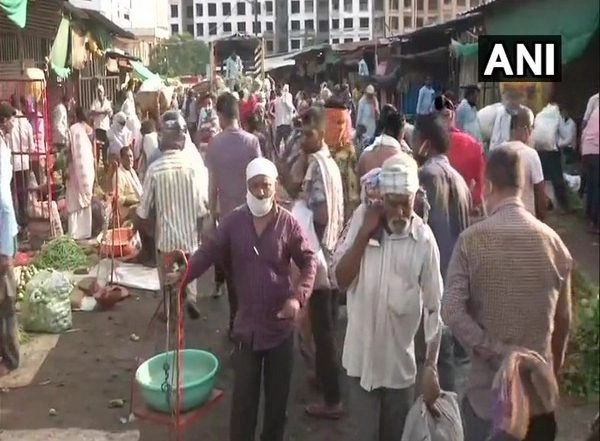 India News |  Huge Crowd at Nagpur's Mahatma Phule Market; COVID Protocols Violated
