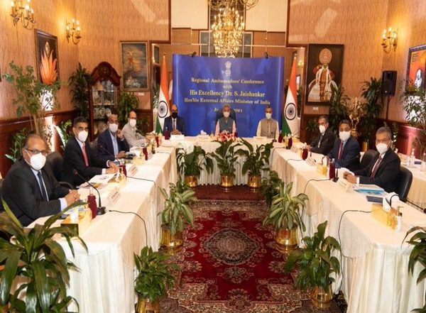 World News | Jaishankar Holds Meeting with Indian Envoys in Gulf Nations, Discusses Trade Interests