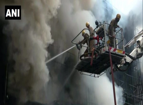 India News | Massive Fire Breaks out at Showroom in Delhi's Lajpat Nagar