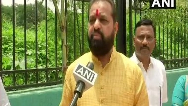 India News | Shiv Sena MLA Makes Contractor Sit on Mumbai's Waterlogged Road, Gets Garbage Dumped on Him