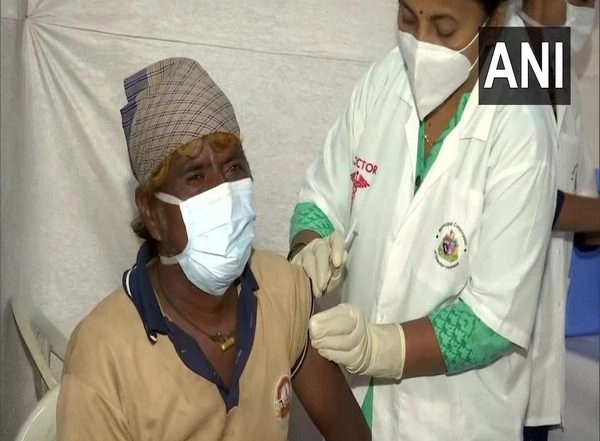 Mumbai: Jain Temple Holds Free COVID-19 Vaccination Camp for Beggars, Street Vendors, People Without Identity Proof