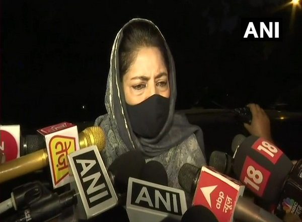 PM Narendra Modi-J&K Leaders Meet: Told PM That J-K People Don't Accept 'Illegal' Abrogation of Article 370, Says Mehbooba Mufti
