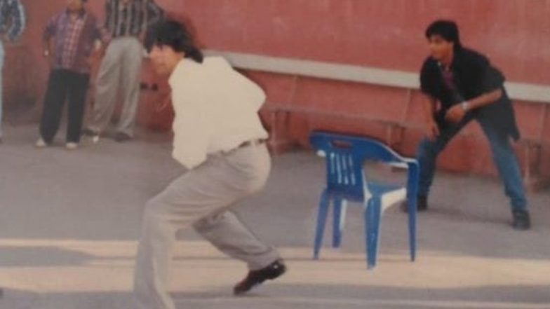 Throwback Tuesday: Shah Rukh Khan and Akshay Kumar Playing Gully Cricket in This Picture From the Sets of ‘Dil Toh Pagal Hai’ Is Pure Gold!