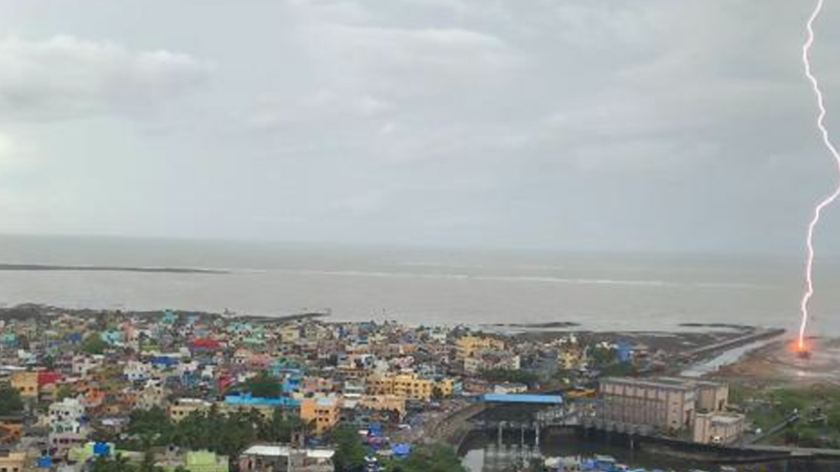 Mumbai Rain: Lightning Strikes an Old Boat on the Beach in Khar; See Breathtaking PIC