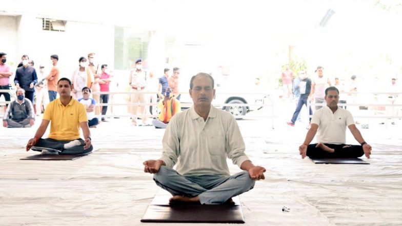 International Yoga Day 2021: MP CM Shivraj Singh Chouhan Performs Asanas; Govt Launches Drive to Vaccinate 10 Lakh People