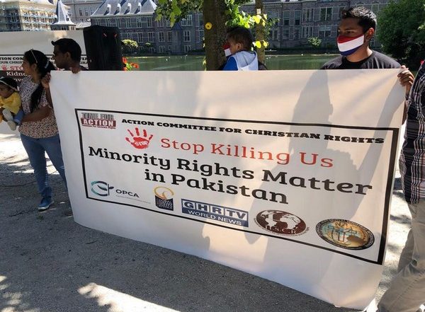 World News | Overseas Pakistani Christian Group Holds Demonstration Against Kidnapping, Forced Conversion of Minor Girls Outside Dutch Parliament