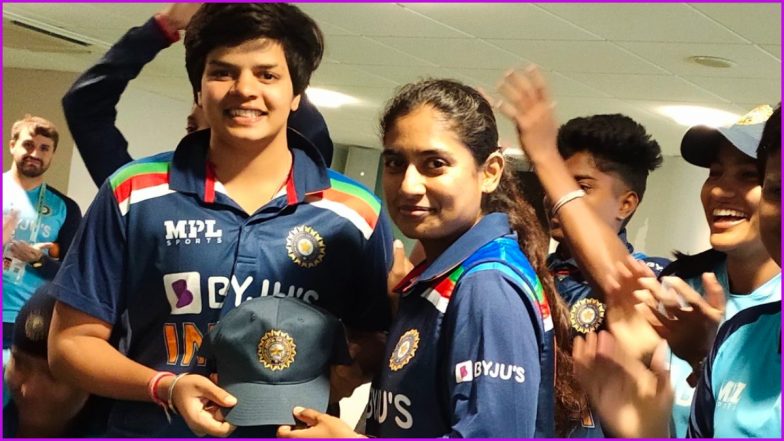 Shafali Verma Presented With Team India Cap on Her ODI Debut from Mithali Raj (See Pics)