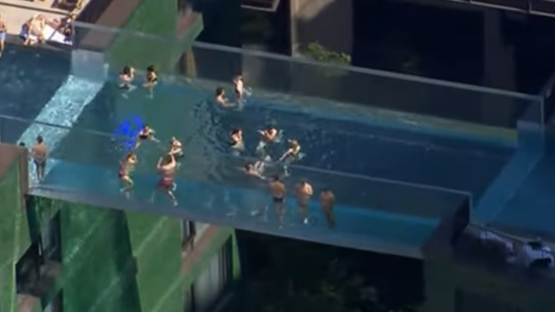 Sky Pool: London’s Transparent Floating Pool, Suspended 115 Feet Above the Ground, Is One of Its Kind; Watch Video