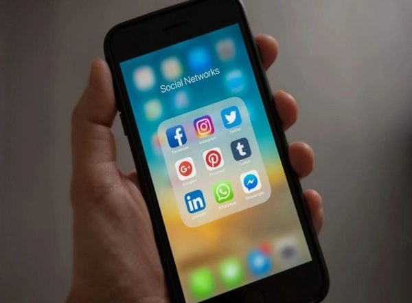 Sri Lanka Blocks Social Media Platforms Such As WhatsApp, Twitter, Facebook and Instagram After Imposing Emergency and Curfew