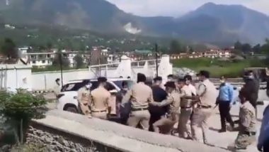 Himachal Pradesh CM Jai Ram Thakur's Security Personnel, Kullu District Cops Scuffle Near Bhuntar Airport (Watch Video)