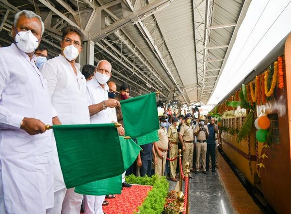 Karnataka CM BS Yediyurappa Flags Off ‘Kisan Rail’ With 250 Tonnes Mangoes for Delhi