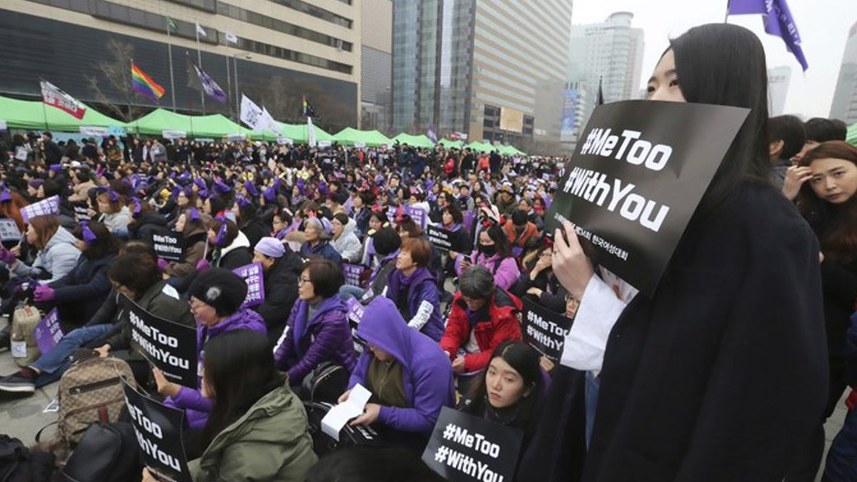 Women in South Korea Ridicule Men Using ‘Pinching Hand’ Emoji to Protest Pay and Labor Inequalities