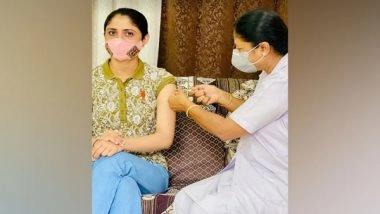 India News | Probe Ordered After Gujarati Folk Singer Geeta Rabari Gets Vaccine at Home