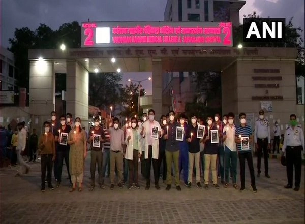 India News | Safdarjung Hospital Resident Doctors Hold Candle March in Support of MP Junior Doctors' Protest