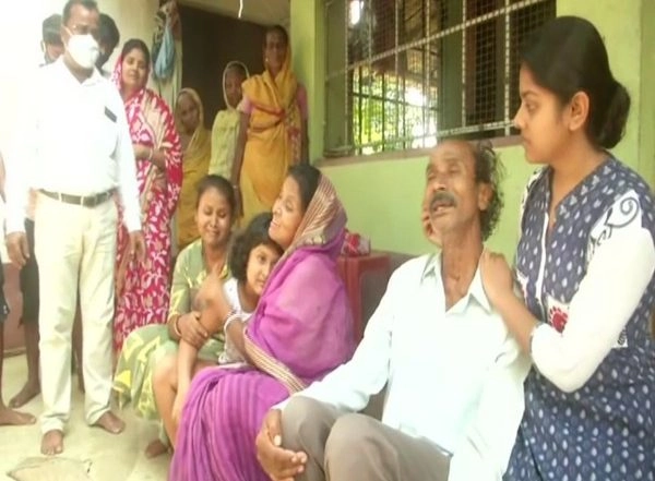 India News | West Bengal: Couple Killed in Lightening, Left Behind 8-year-old Daughter
