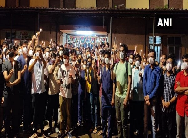 India News | Maharashtra: Doctors of Mumbai Hospital Take out a Candle March, Demand Arrest of Persons Who Attacked Their Colleagues