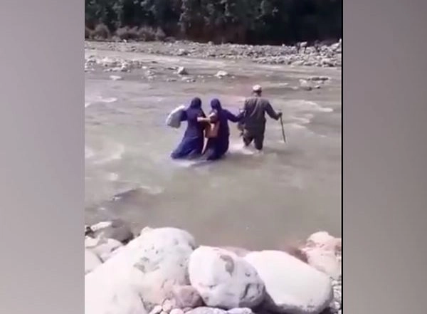India News | J-K: Health Workers Cross River to Conduct COVID-19 Vaccination Drive in Remote Areas of Rajouri