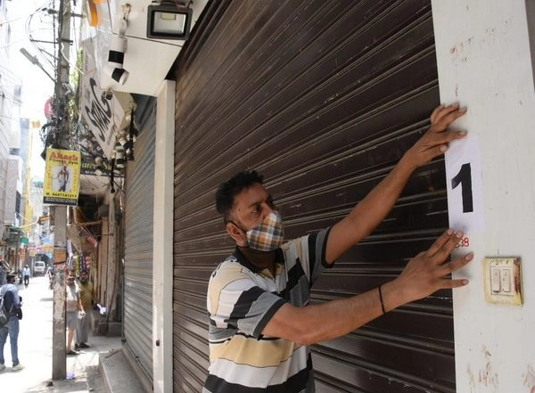 India News | COVID-19: Delhi Police Briefs Shopkeepers Regarding Unlocking, Marks Shops on Odd-even Basis
