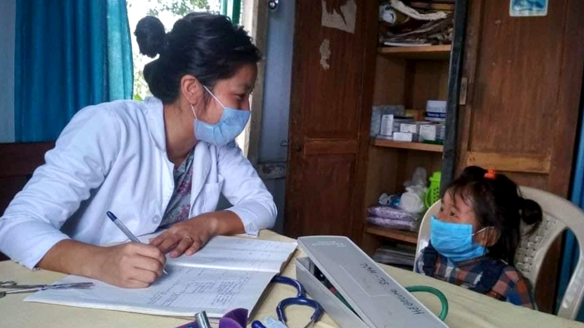 3-Year-Old Girl Goes to Doctor For Check-Up By Herself While Parents Were Out for Work, Cute Photo Wins Heart