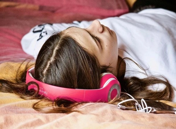 Health News | Study Suggests Music Listening Near Bedtime Can Be Disruptive to Sleep