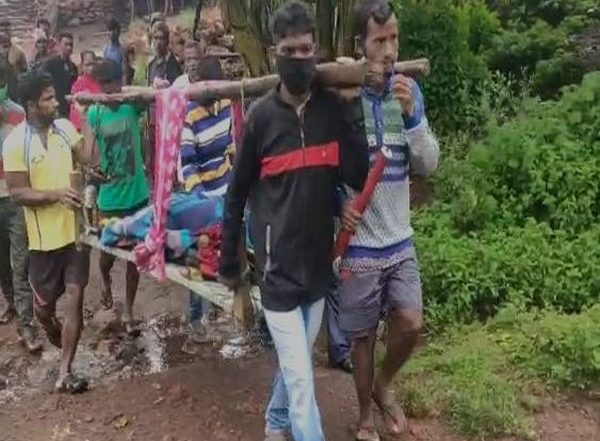 India News | Villagers Carry Pregnant Woman on Cot for 10 Km Due to Lack of Roads in Andhra's Kinneralova Village