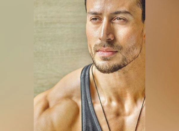 Entertainment News | Tiger Shroff Showcases Chiseled Jawline, Ripped Shoulder in Latest Instagram Post