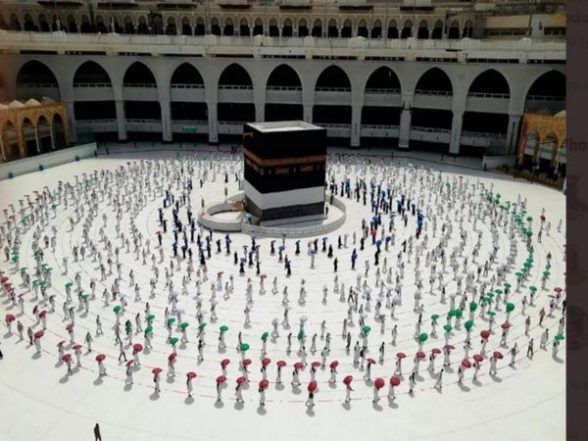 Thousands of Vaccinated Muslim Pilgrims Gather at Mecca To Perform Hajj