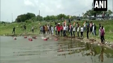 India News | Cong Threw Gas Cylinders in Meetha Taalab to Protest Against LPG Price Hike in MP's Dewas