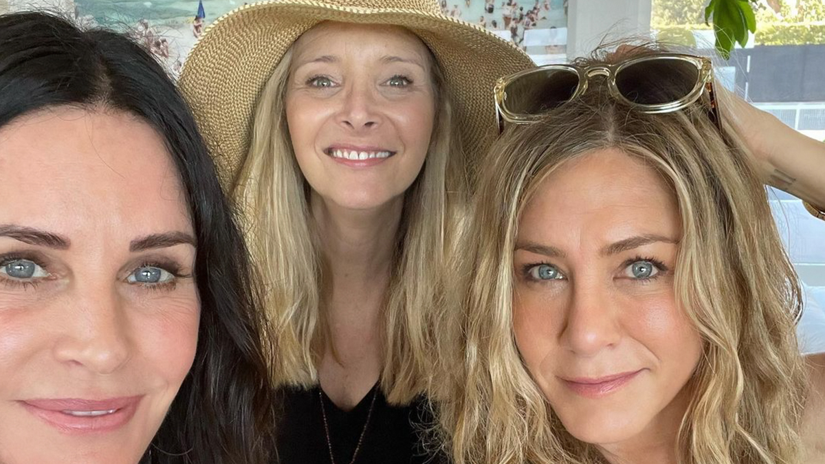 Friends Stars Jennifer Aniston, Courteney Cox and Lisa Kudrow Reunite on US  Independence Day | LatestLY